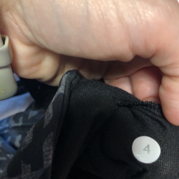 Lululemon Exercise Tank with built in Bra Size 4 - Picture 5 of 5